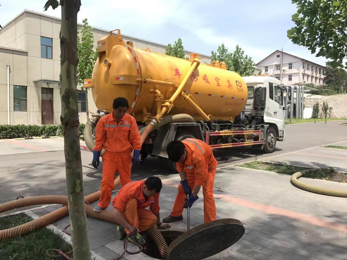 琼中管道疏通车停在窨井附近