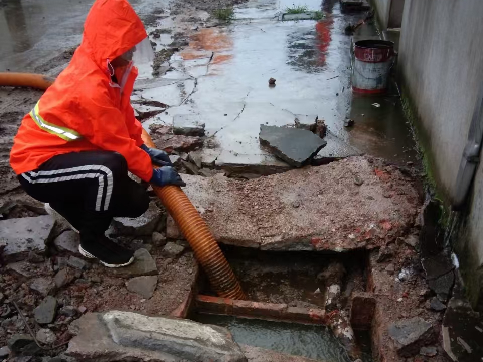 琼中专业清理污水池 炜誉市政以规范流程守护城市 “肠道”