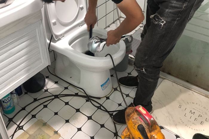 琼中马桶堵塞自己疏通还是找师傅?专业上门服务让你省时更省心